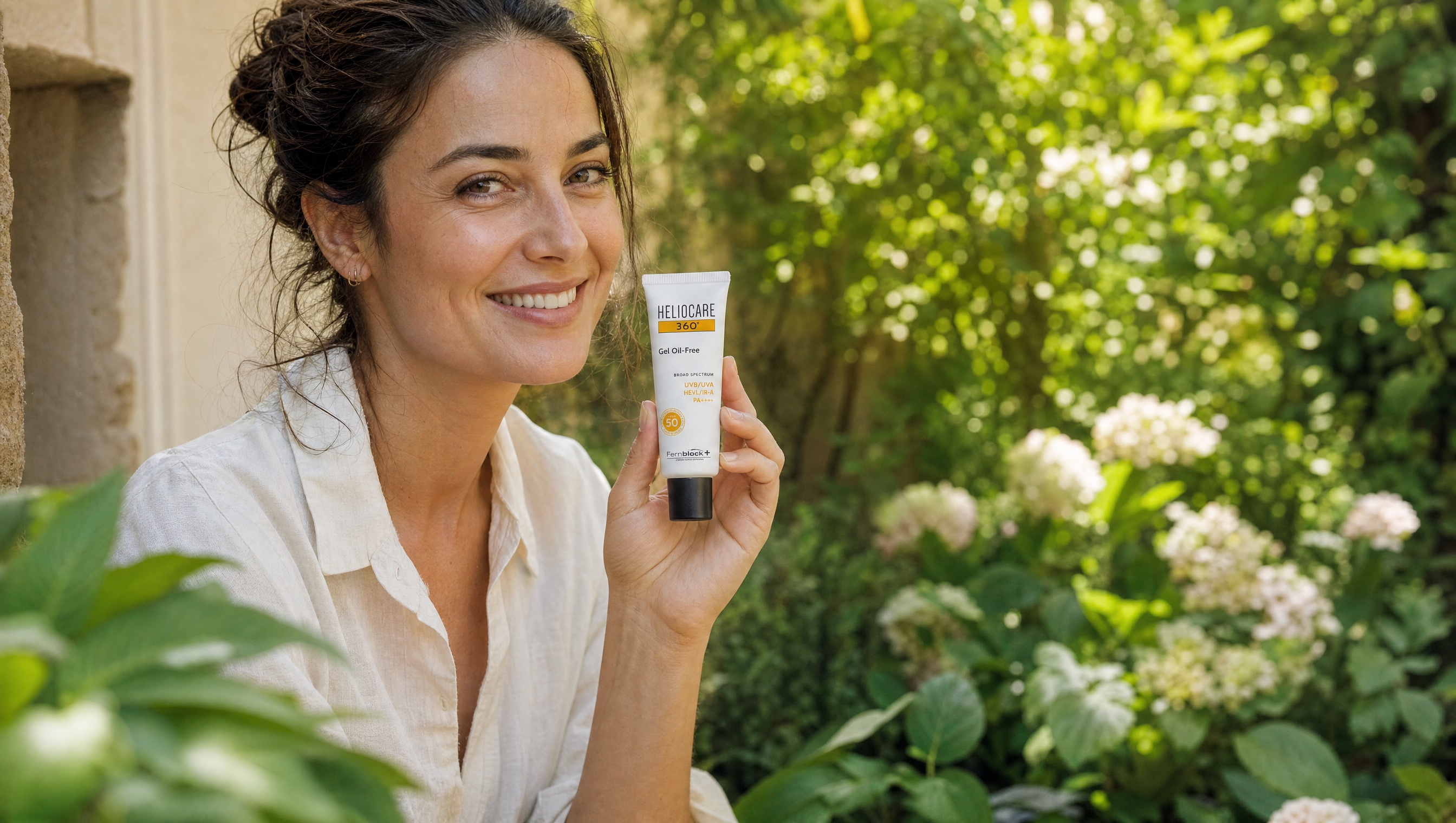 Applying Heliocare 360 Gel Oil-Free SPF50 outdoors